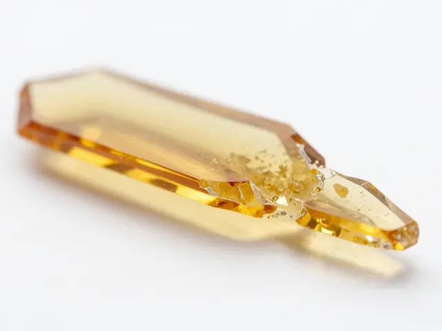 Shatter vs. Wax: Welches CBD-Konzentrat ist stärker?