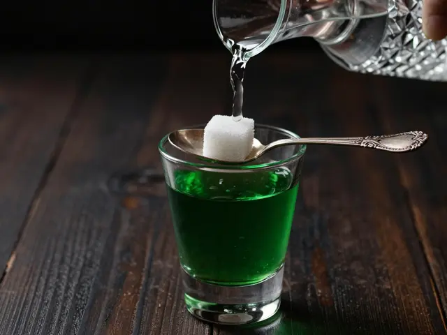 Warum braucht man einen Löffel für Absinth? Richtiges Zeremoniell und Geschichte