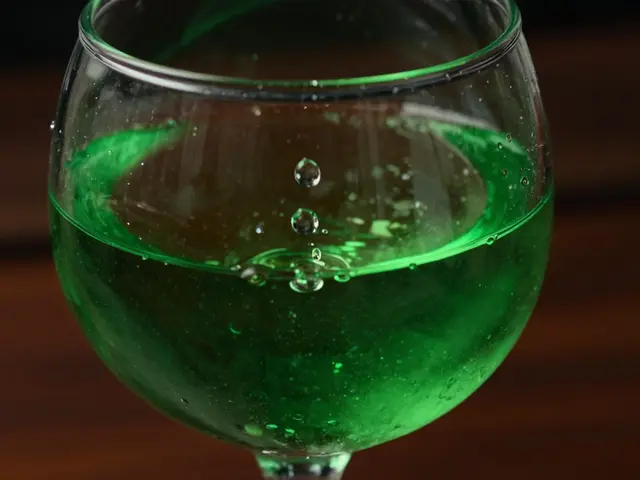 Warum tropft man Wasser in Absinth? Das Geheimnis der Louching-Zeremonie